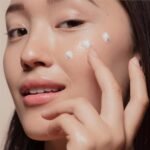 Neutrogena Oil Free Acne Moisturizer, .5% Salicylic Acid Acne Treatment, Pink Grapefruit Face Lotion for Breakouts, Non-Greasy & Non-Comedogenic, 4 fl. oz - Image 5